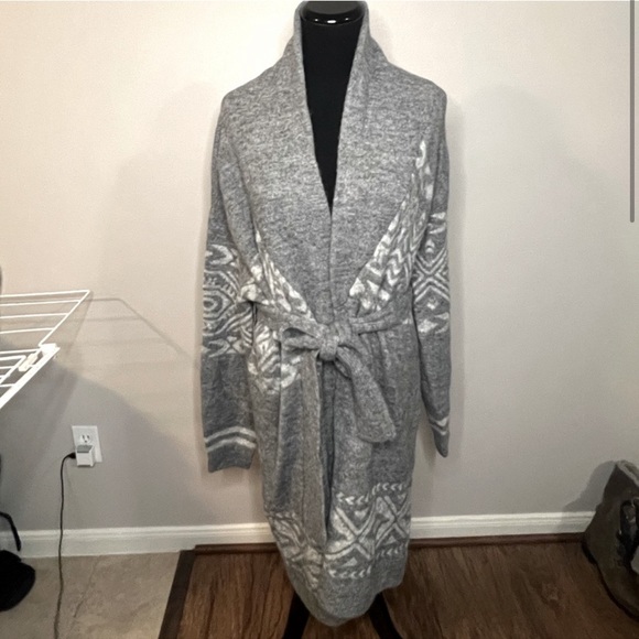 a loves a Cardigan Sweater *EUC* - Picture 4 of 5